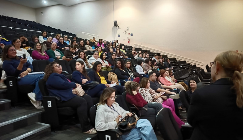 O encontro, realizado no Auditório do Cemforpe, abordou o tema da saúde mental nas escolas e foi voltado aos diretores das creches subvencionada. (Divulgação/PMMC)