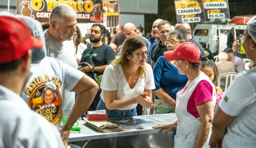 Prefeita Mara Bertaiolli acompanhou 1ª edição da nova feira, que passa a funcionar aos sábados, das 16h às 21h (Divulgação/PMMC)