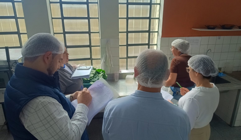 O objetivo da atividade foi acompanhar as etapas de processamento dos alimentos dentro da cozinha escolar, desde a pesagem inicial até a preparação para o consumo (Divulgação/PMMC)