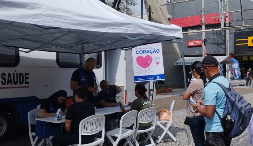 Ação no Largo do Rosário atendeu a população que passava pelo local, com aferição de pressão e orientações (Divulgação/PMMC)