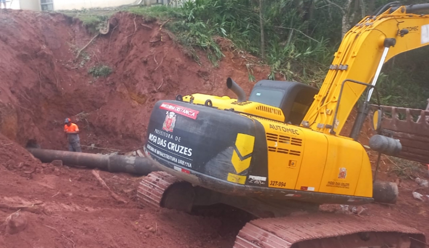 Equipes de Serviços Urbanos estão recompondo a drenagem para depois aterrar uma cavidade de cerca de 10 metros de profundidade em condomínio do Parque Olímpico (Divulgação/ PMMC)