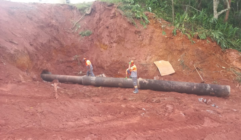 Equipes de Serviços Urbanos estão recompondo a drenagem para depois aterrar uma cavidade de cerca de 10 metros de profundidade em condomínio do Parque Olímpico (Divulgação/ PMMC)