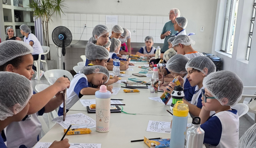 Após aula de Educação Nutricional, os estudantes participaram da oficina de pintura “Monte o seu prato”, onde desenharam a sua opção de prato saudável. (Divulgação/PMMC)