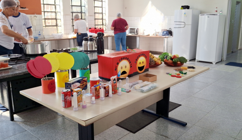 Os estudantes participaram da dinâmica de indicação de alimentos saudáveis e não saudáveis. (Divulgação/PMMC)