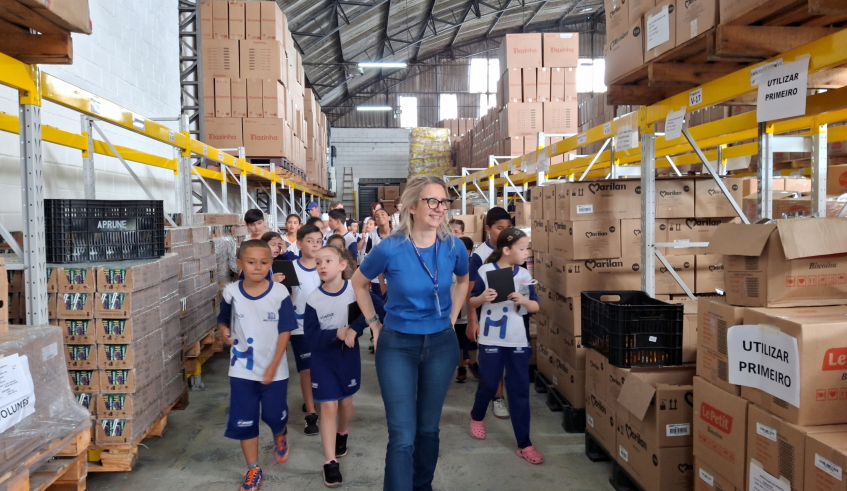 A visita foi guiada pela diretora do departamento, Edmila Pivoto. (Divulgação/PMMC)