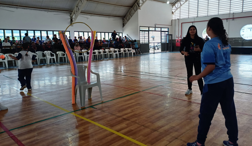 O arremesso à cesta de basquete foi uma das modalidades adaptadas do Circuito PCD. O encerramento das Olimpíadas e Paralímpiadas será no dia 22 no Auditório do Cemforpe. (Divulgação/PMMC)