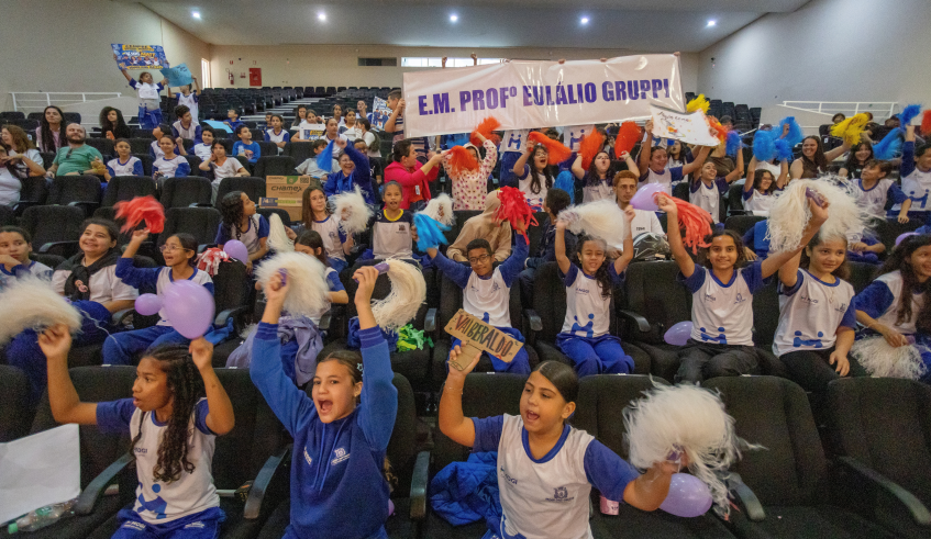 A torcida das escolas finalistas animaram o evento. (Divulgação/PMMC)