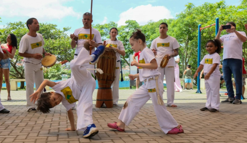 Crianças puderam se divertir nos tradicionais brinquedos da Rua Mais Feliz e acompanhar clínicas de modalidades esportivas, além de aproveitar os parques (Divulgação/PMMC)