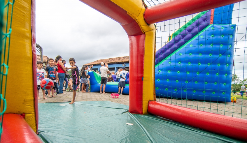 Crianças puderam se divertir nos tradicionais brinquedos da Rua Mais Feliz e acompanhar clínicas de modalidades esportivas, além de aproveitar os parques (Divulgação/PMMC)