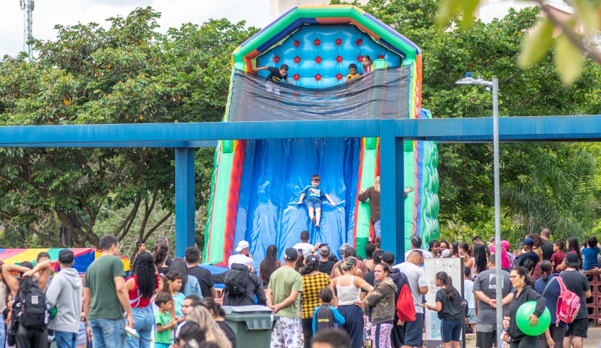 Crianças puderam se divertir nos tradicionais brinquedos da Rua Mais Feliz e acompanhar clínicas de modalidades esportivas, além de aproveitar os parques (Divulgação/PMMC)