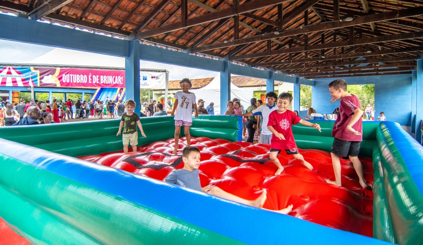 Crianças puderam se divertir nos tradicionais brinquedos da Rua Mais Feliz e acompanhar clínicas de modalidades esportivas, além de aproveitar os parques (Divulgação/PMMC)