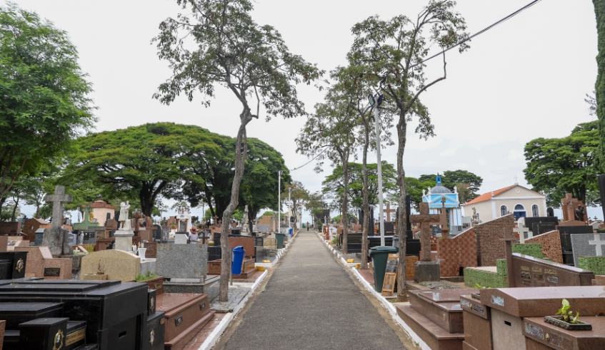 Serviços de limpeza, conservação e reforma de sepulturas nos cemitérios municipais devem ser feitos até 28 de outubro, por conta do Dia de Finados (Divulgação/ PMMC)