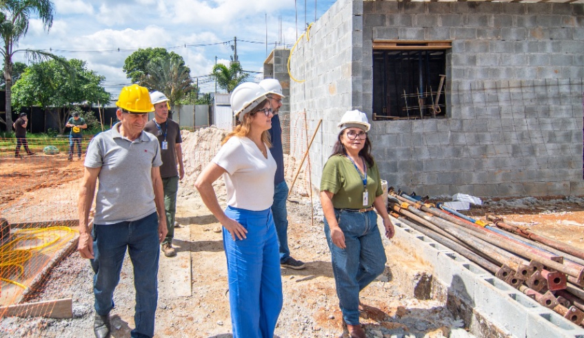 Prefeita Mara Bertaiolli realiza visita técnica às obras de urbanização da Vila Estação (Divulgação - PMMC)