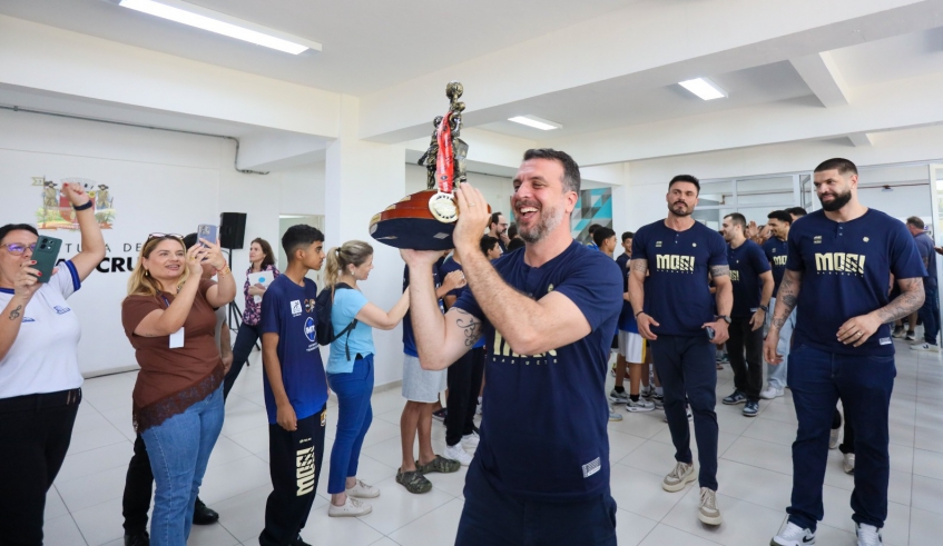Troféu de campeão paulista de basquete chegou à Prefeitura de Mogi das Cruzes nas mãos do técnico da equipe, Fernando Penna (Divulgação/PMMC)