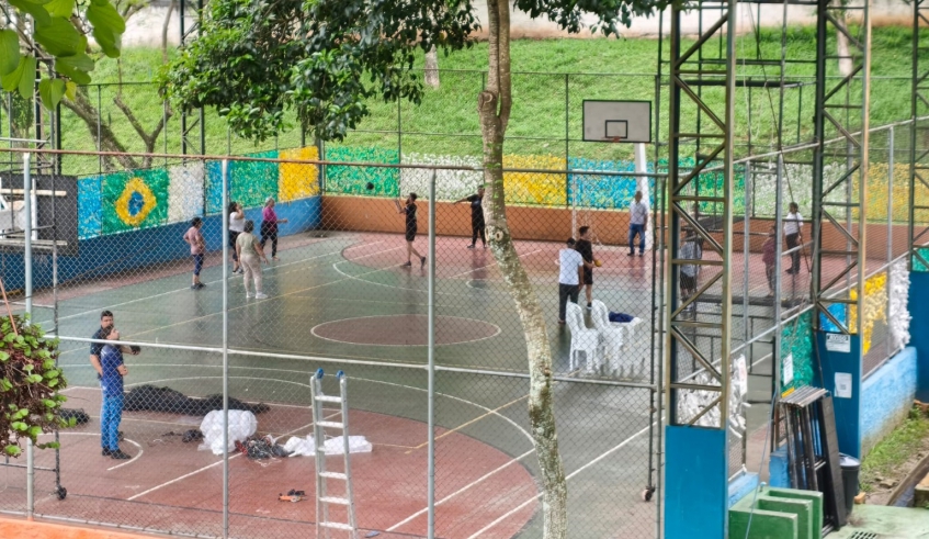 Instalação das redes de proteção atendem uma demanda antiga dos frequentadores que utilizam a quadra esportiva do Centro Esportivo do Jardim Camila (Divulgação/PMMC)