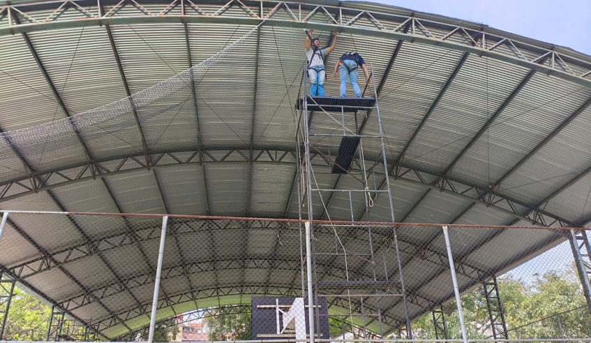 Instalação das redes de proteção atendem uma demanda antiga dos frequentadores que utilizam a quadra esportiva do Centro Esportivo do Jardim Camila (Divulgação/PMMC)