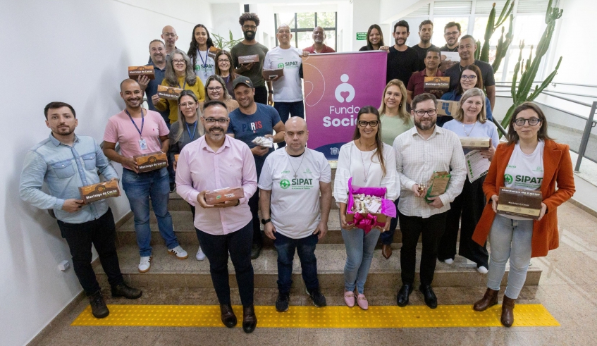 Um primeiro lote com 1.500 unidades de protetores labiais de manteiga de cacau foi entregue à presidente do Fundo Social, Maira Cusatis (Divulgação/PMMC)
