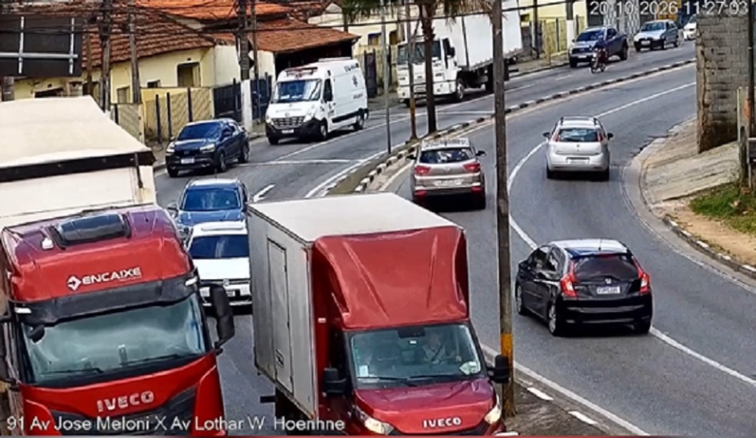 Veículo preto utilizado pelos suspeitos foi monitorado pelo programa Smart Mogi e localizado na avenida Lothar Waldemar Hoehne, possibilitando a abordagem (Smart Mogi/Reprodução)
