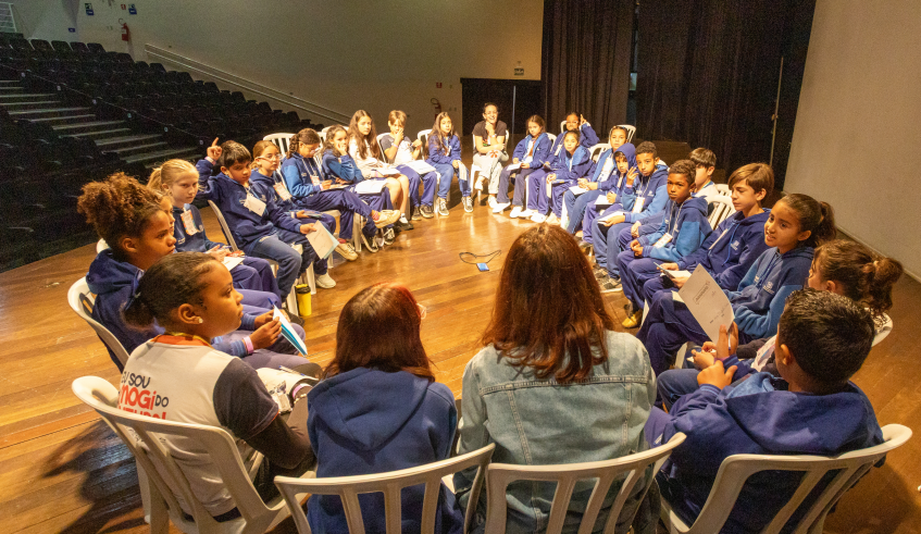 Os estudantes foram organizados em grupos que se dividiram em painéis temáticos. (Divulgação/PMMC)
