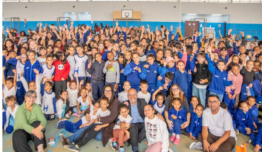 A prefeita Mara Bertaiolli foi recebida com muito carinho pelos alunos das escolas participantes da comemoração. (Divulgação/PMMC)