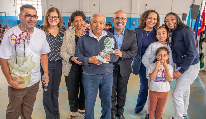 Um dos momentos marcantes da comemoração foi a homenagem a José Salustiano Lima, conhecido como Zé Paraíba, antigo morador do bairro. (Divulgação/PMMC)
