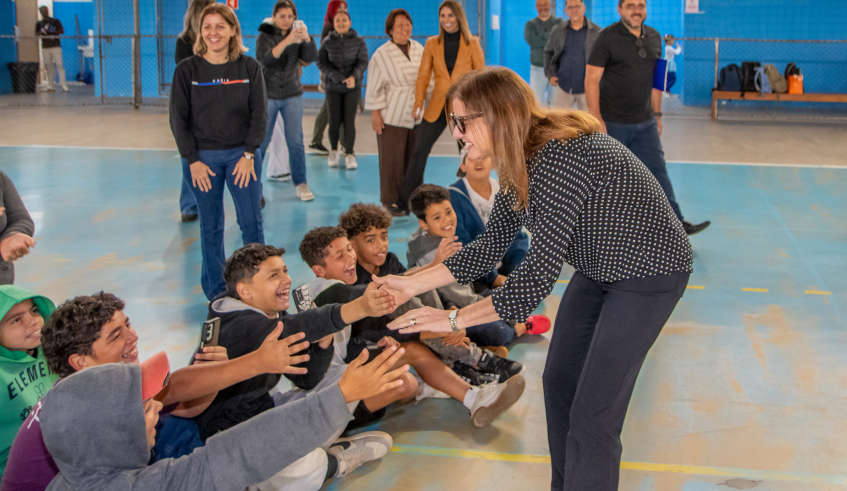 Os estudantes receberam a prefeita com muito carinho durante a comemoração peloa aniversário do bairro. (Divulgação/PMMC)