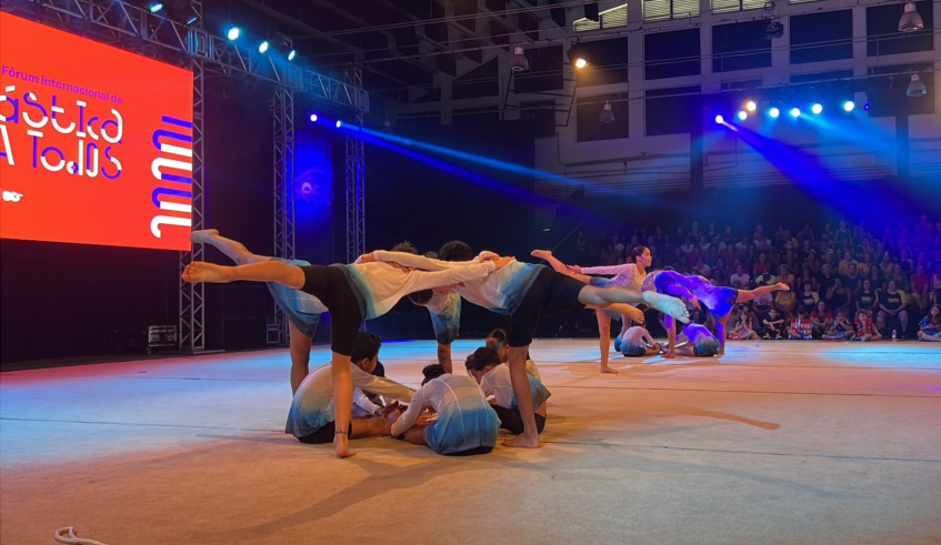 A apresentação uniu dança, acrobacia e expressão corporal. (Divulgação/PMMC)