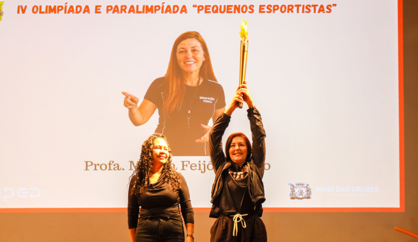 A professora de Educação Física, Márcia Garrido, da EM Profª Guiomar Pinheiro Franco, foi homenageada, além dos parceiros que apoiaram as atividades ao longo do ano. (Divulgação/PMMC)