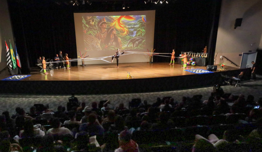 Na abertura do evento, os estudantes do projeto "A Arte do Balé", apresentaram duas coreografias do espetáculo “Pássaro de Fogo”. (Divulgação/PMMC)