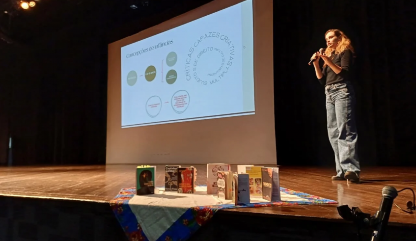 Durante a palestra, Alice Gomes Signorelli destacou a importância das políticas públicas como fundamento para o desenvolvimento das práticas pedagógicas nas unidades escolares. (Divulgação/PMMC . . .
