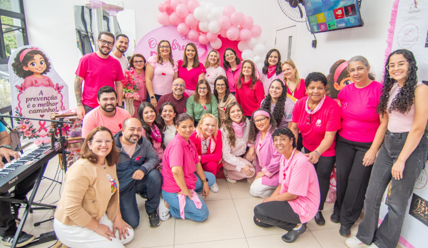 A prefeita Mara Bertaiolli acompanhou as atividades oferecidas para as mães atípicas em comemoração ao Outubro Rosa na Escola Clínica TEA. (Divulgação/PMMC)