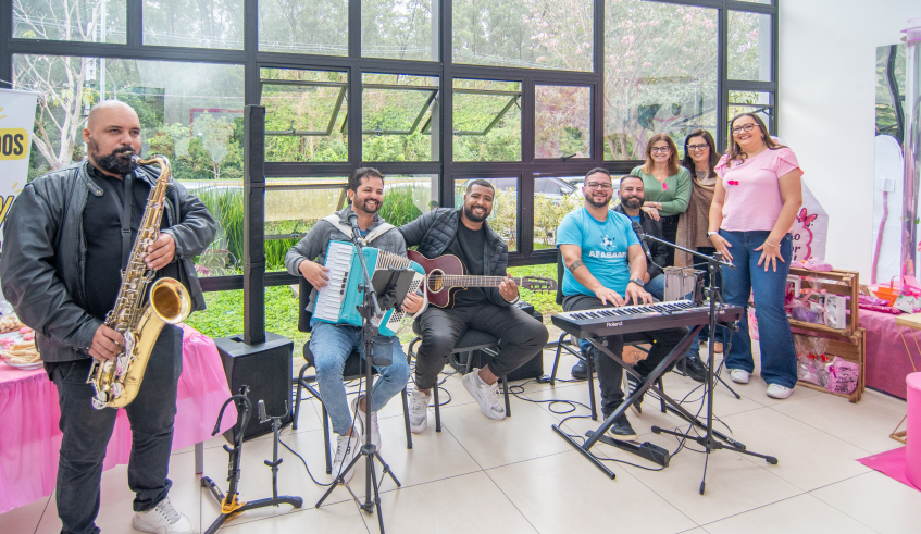 As participantes foram recebidas com música por meio de uma parceria entre os projetos Pequenos Músicos... Primeiros Acordes na Escola e Pra Ver a Banda Passar, promovidos pela Secretaria de Educação. . . .