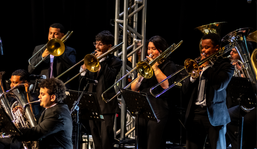 A Banda InfantoJuvenil, formada por estudantes avançados do projeto, começou a apresentação com músicas, que animaram a plateia. (Divulgação/PMMC)