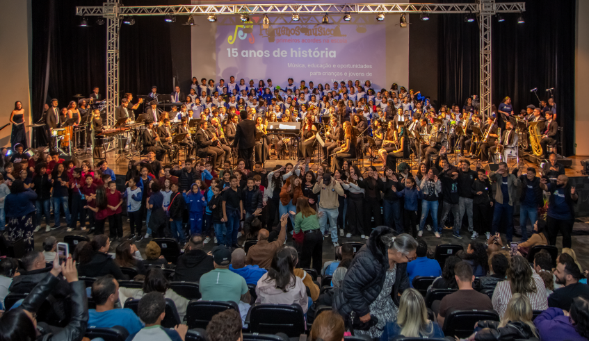O evento celebrou os 15 anos projeto que começou sua história em 2011 com cerca de 1,7 mil alunos e hoje, leva a educação musical a 14 mil estudantes da cidade. (Divulgação/PMMC)
