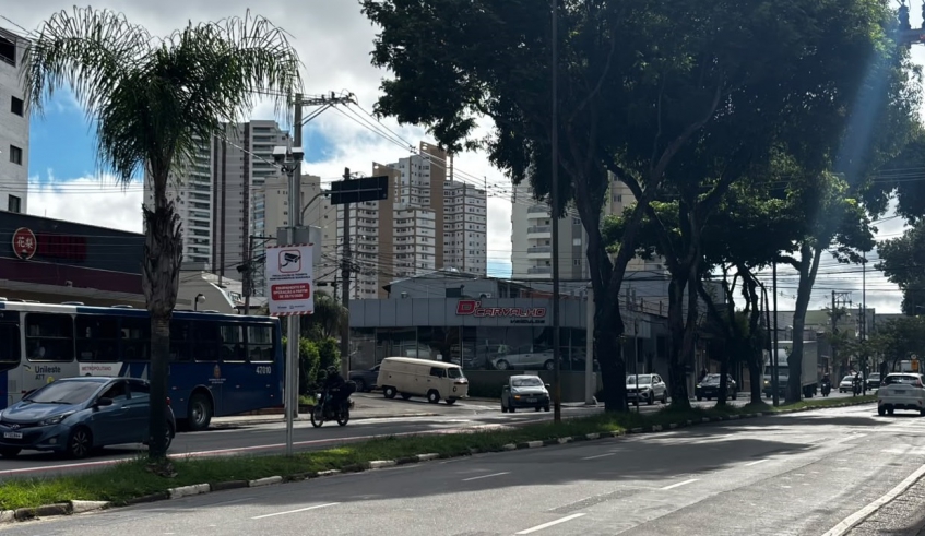 Equipamentos de fiscalização eletrônica de trânsito de caminhões, como o da avenida Vereador Narciso Yague Guimarães, começam a operar no dia 3 de novembro (Divulgação/PMMC)