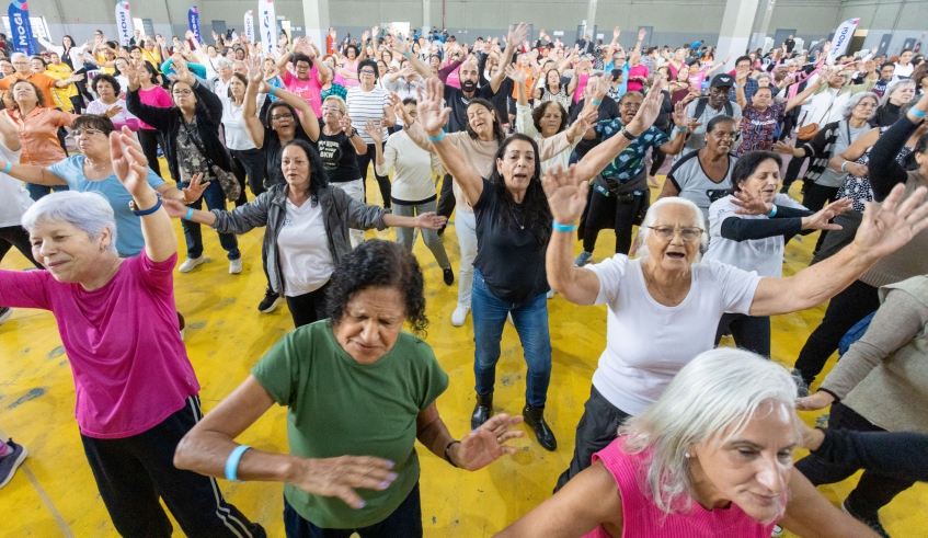 Participantes acompanharam coreografias conduzidas por professores; movimentos foram adaptados às condições físicas e diferentes níveis de mobilidade dos alunos (Divulgação/PMMC)