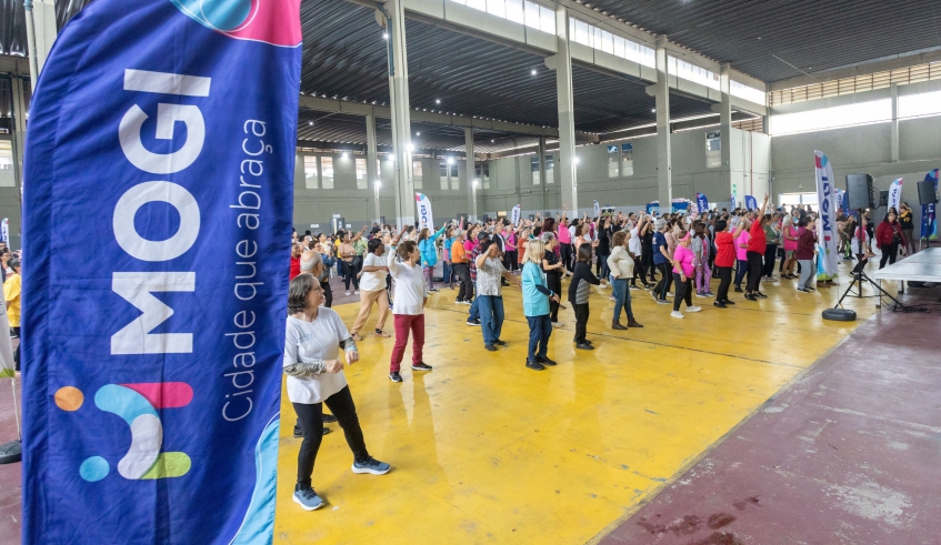 Participantes acompanharam coreografias conduzidas por professores; movimentos foram adaptados às condições físicas e diferentes níveis de mobilidade dos alunos (Divulgação/PMMC)