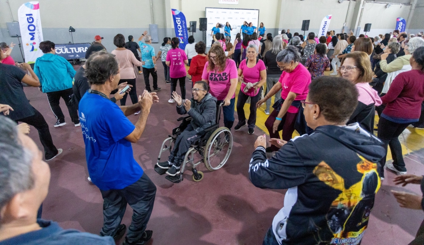 Participantes acompanharam coreografias conduzidas por professores; movimentos foram adaptados às condições físicas e diferentes níveis de mobilidade dos alunos (Divulgação/PMMC)
