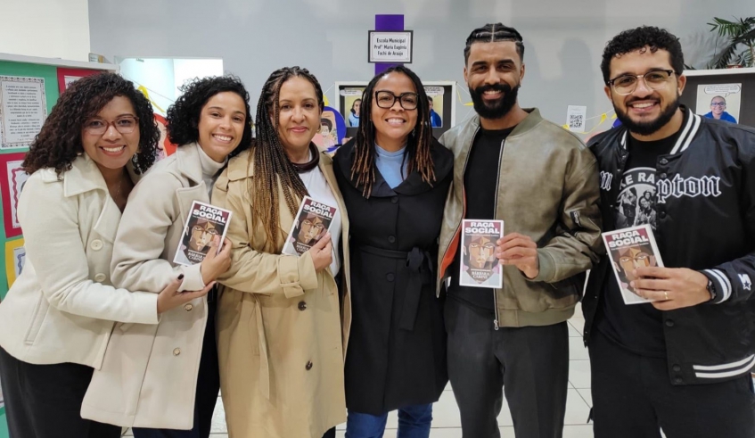 Membros do Grupo de Trabalho e Estudos de Políticas Antirracistas, junto com à educadora antirracista, Bárbara Carine - de óculos, ao centro (Divulgação/PMMC)