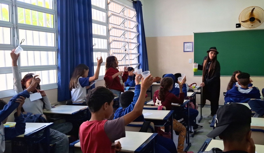 Na última etapa, os alunos participaram de uma dinâmica de adivinhação envolvendo um delicioso suco nutritivo. (Divulgação/PMMC)